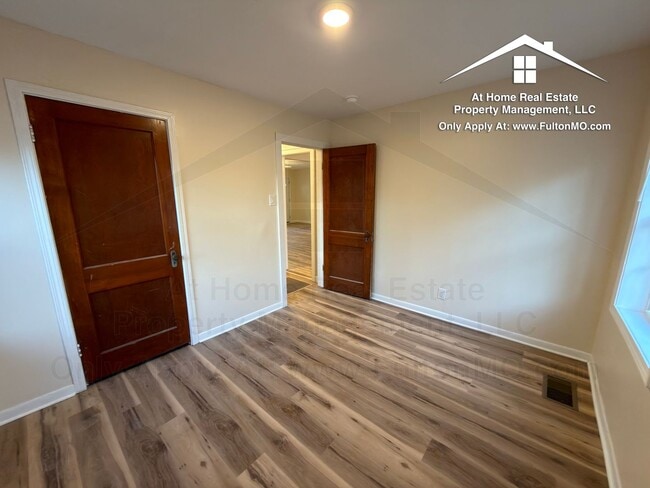 Building Photo - 703 W 7th St