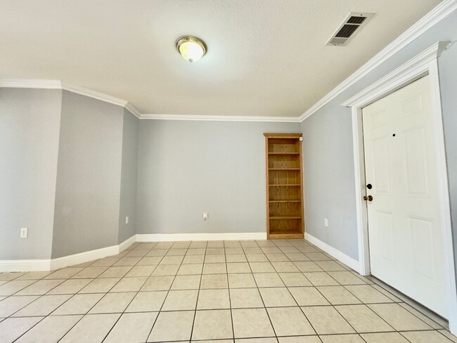 Building Photo - House For Rent