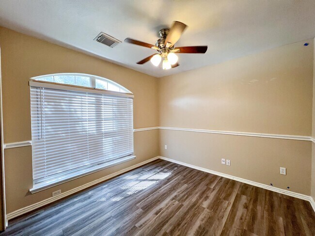 Building Photo - 1632 Sunnycrest Cir