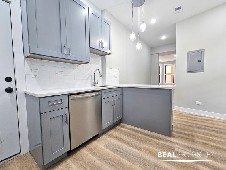 Building Photo - 428 W Belden Ave