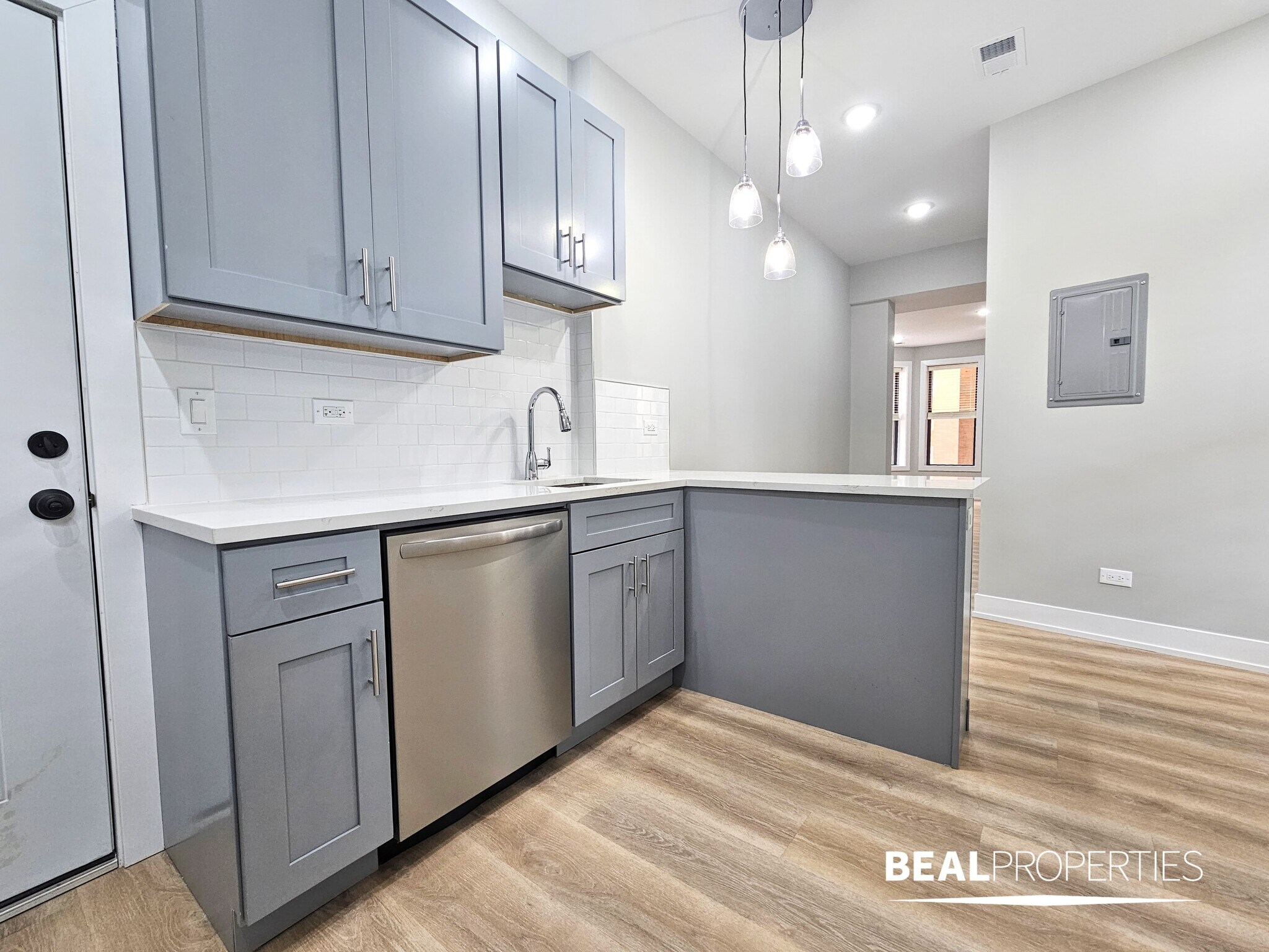 Building Photo - 428 W Belden Ave