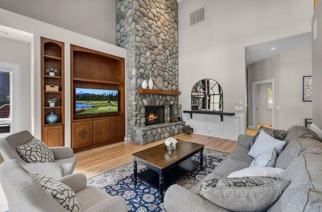 Building Photo - Gorgeous Single Level Luxury Home with 3-C...