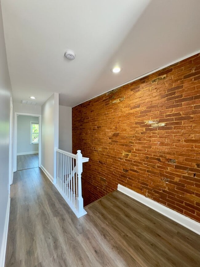 Building Photo - Beautiful 3Bed/2.5Bath Home in the City