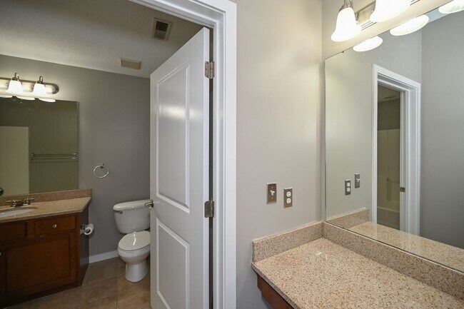 Building Photo - Stunning Condo in Excellent Salt Lake Loca...