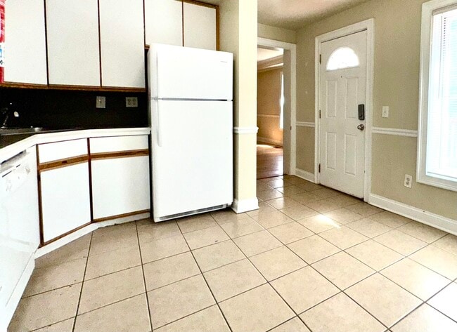 Building Photo - 707 Congress St