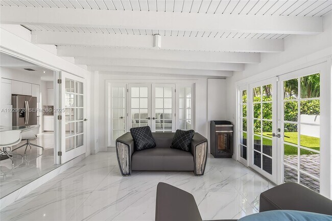 Building Photo - 345 Fairway Dr