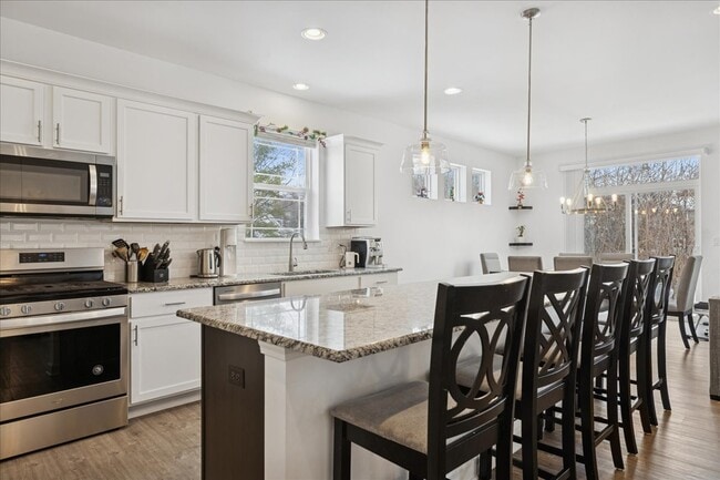 Building Photo - 5 Lake Vista Ct