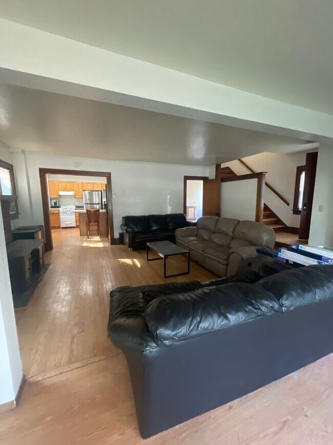 Building Photo - 926 Sylvan Ave