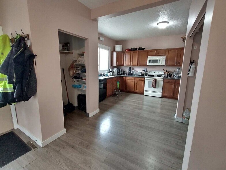 Building Photo - 810 N Broad St