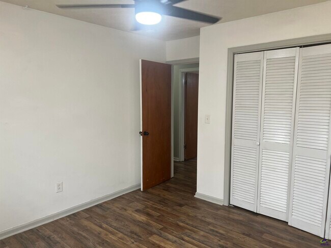 Building Photo - 409 Forest Lake Dr