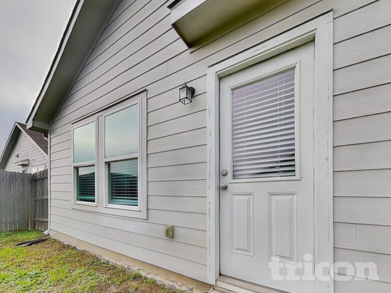 Building Photo - 424 Mallow Dr