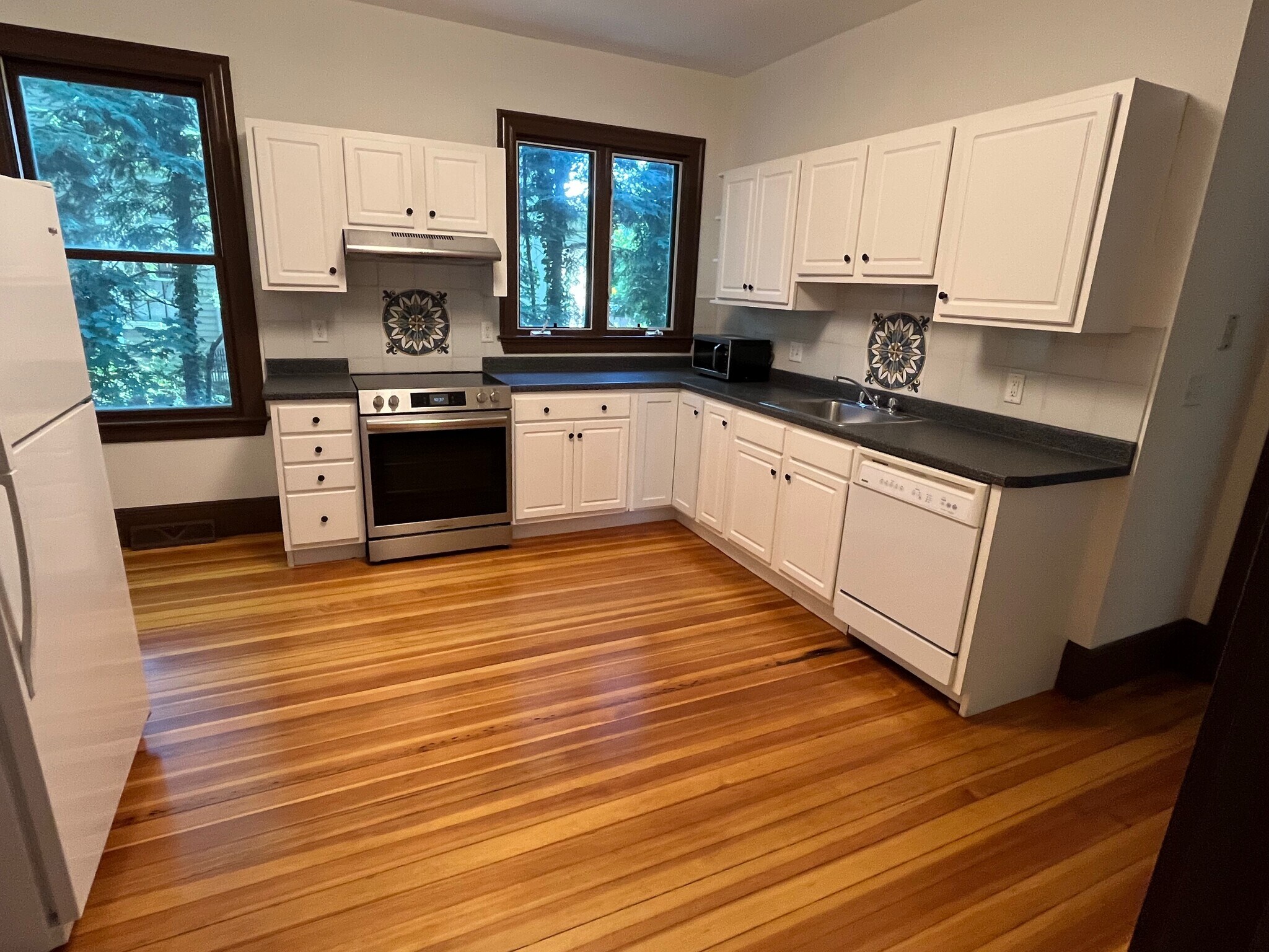 Kitchen, looking towards side - 88 Putnam Ave