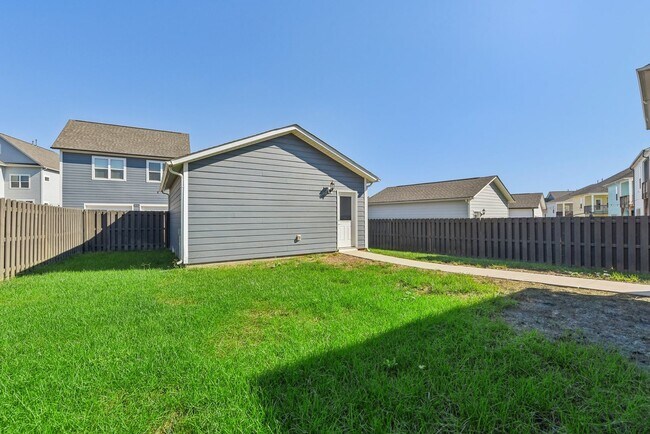 Building Photo - Nice 4 bedroom home with fenced yard