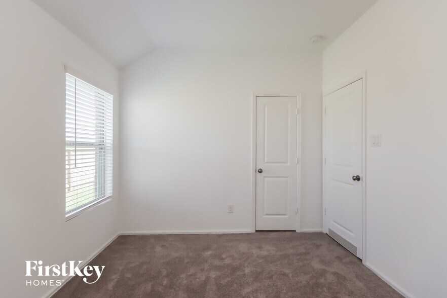 Building Photo - 26634 Daylily Grove St