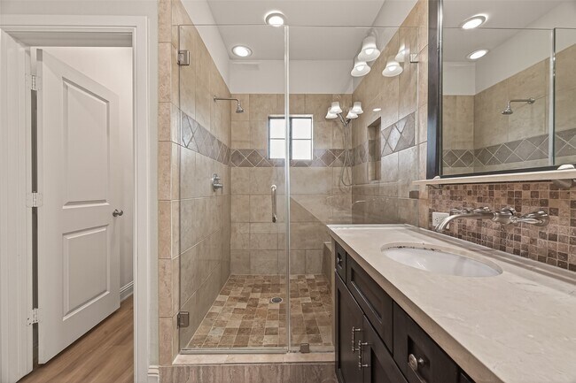 Building Photo - 5211 Eigel St