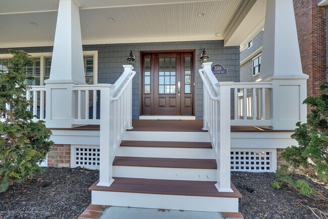 Building Photo - 330 Villa Park Wy