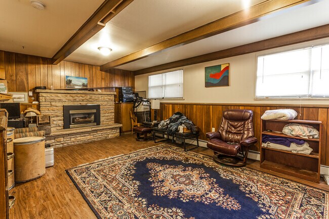 Building Photo - 1100 Skyline Dr