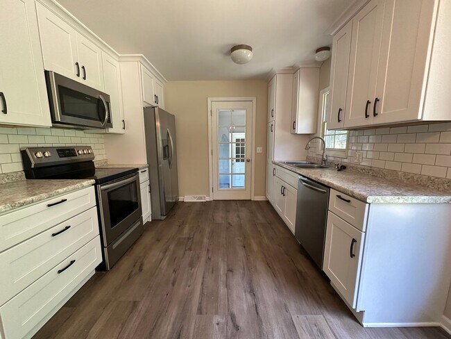 Building Photo - 4 bedroom home in Lowell Schools!