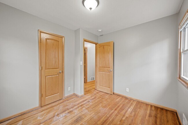 Building Photo - 1711 Rose Pl W