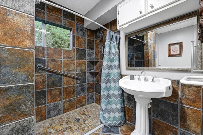 Building Photo - 7223 Lakewood Dr