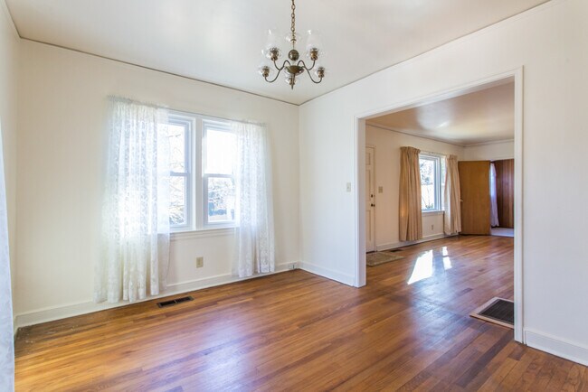 Building Photo - 2457 Jefferson Terrace