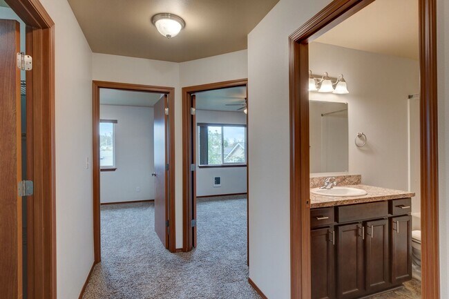 Building Photo - Conveniently Located 3 Bedroom Townhouse