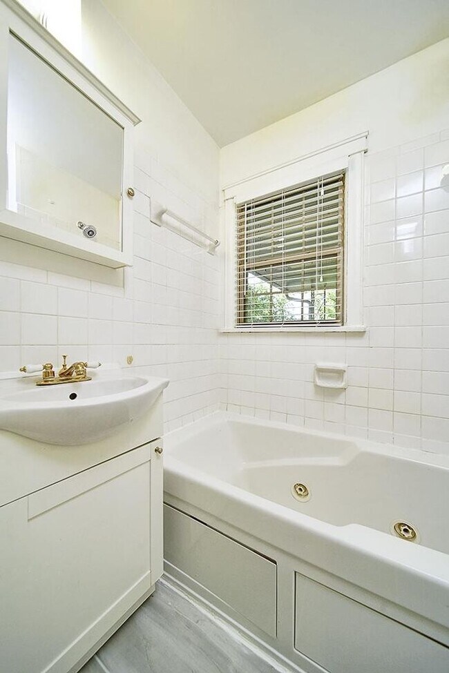 Building Photo - Beautiful 4-bedroom, 3-bathroom home located in the highly desirable Crieve Hall area!