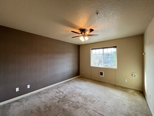 Building Photo - Top Floor 2 Bed 2 Bath Condo Hillsboro/Bea...