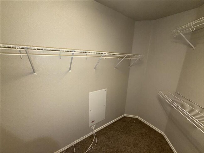 Building Photo - Large 4 bedroom / 2.5 bathroom home in Alamo Ranch