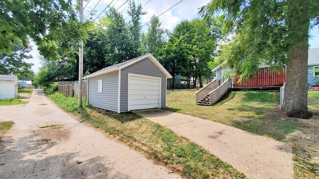 Building Photo - 1032 Maplewood Dr NE