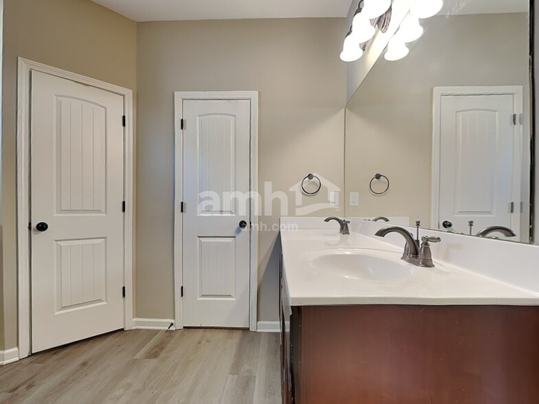 Building Photo - 4616 Wedge Hill Dr