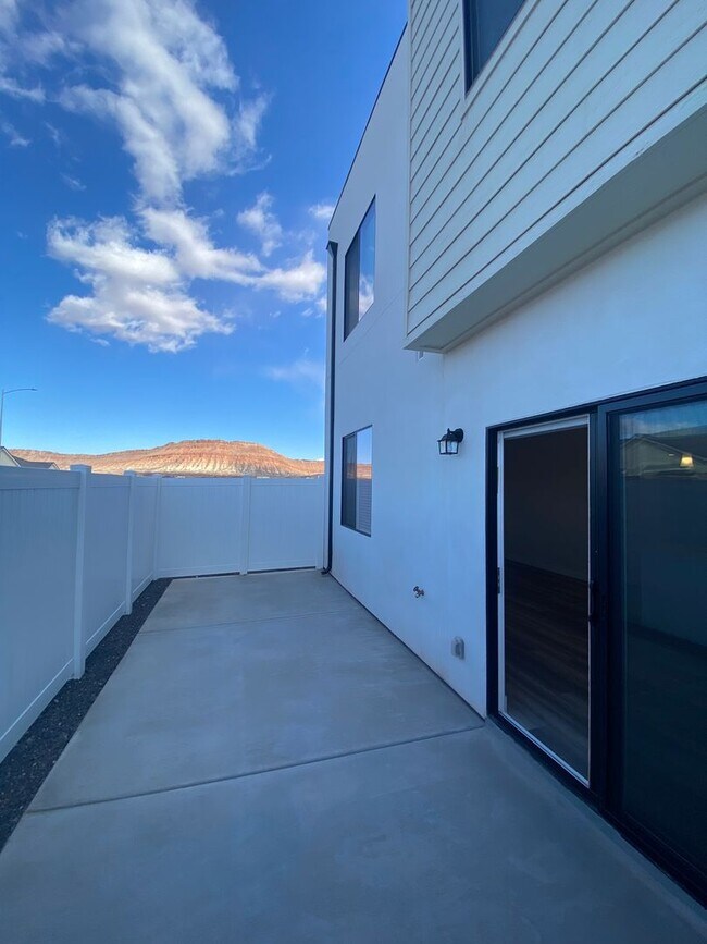 Building Photo - Beautiful townhome In Crimson Park