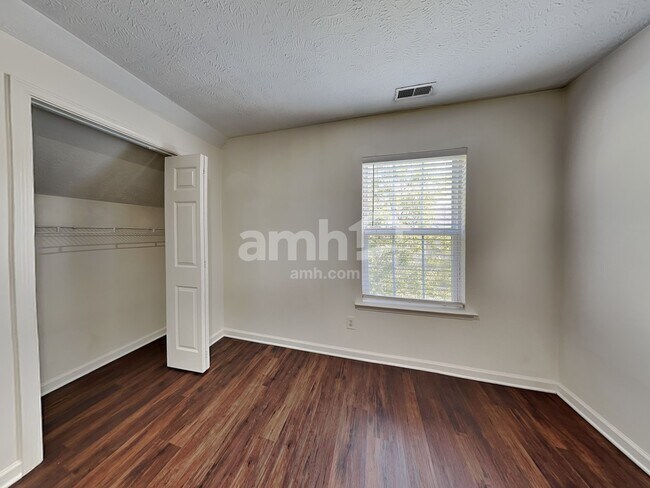 Building Photo - 2935 Greentree Dr