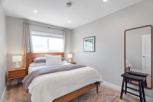 Building Photo - 617 Loma Dr