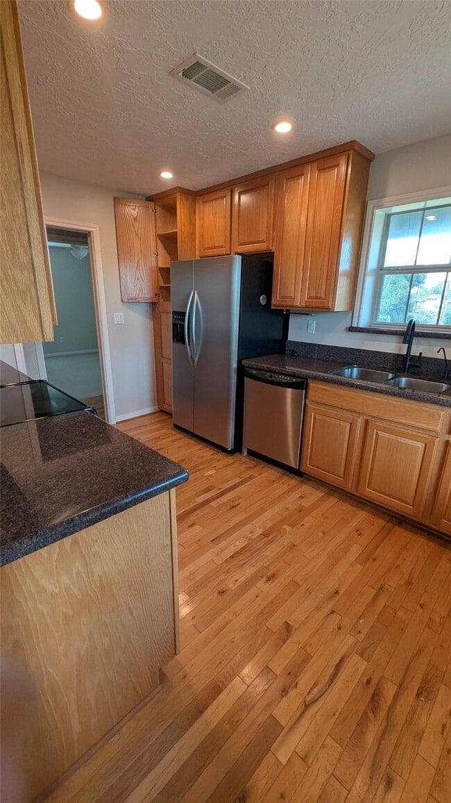 Building Photo - 530 S Shady Ln