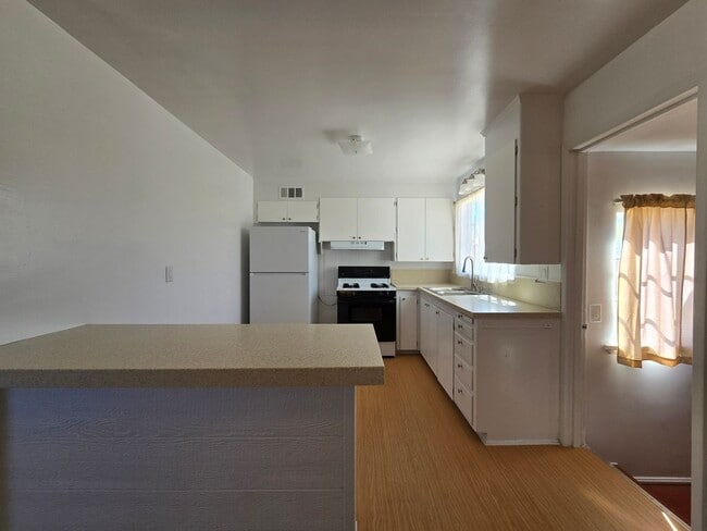 Building Photo - 2412 Rosina St