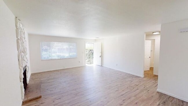 Building Photo - Amazing 2 Bedroom Single-level Duplex w/ A...