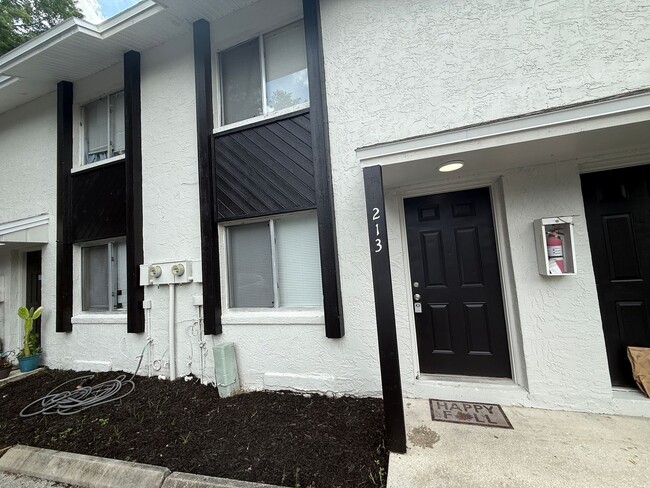 Building Photo - 213 S Moss Rd