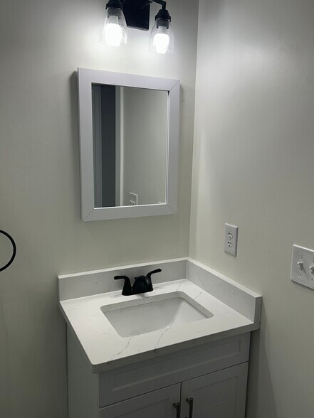 Building Photo - 81 Warren St