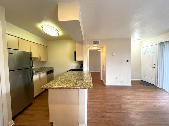 Building Photo - 1 bed, 1 bath located in Corona!