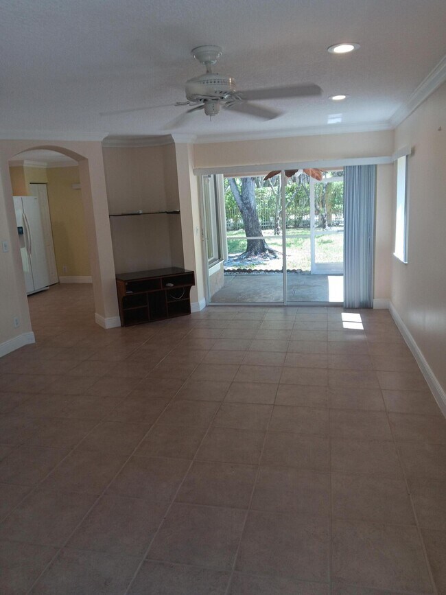 Building Photo - 4983 Pinemore Ln