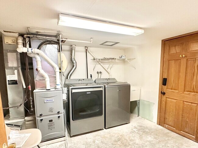 Building Photo - 7705 W Rogers St