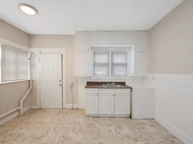 Building Photo - 548 Woodlawn St