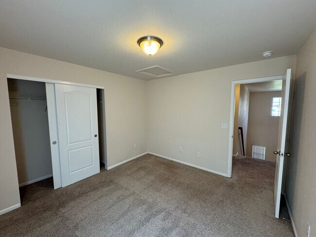 Building Photo - Well maintained Home with 4 bedrooms 3 baths in Erie