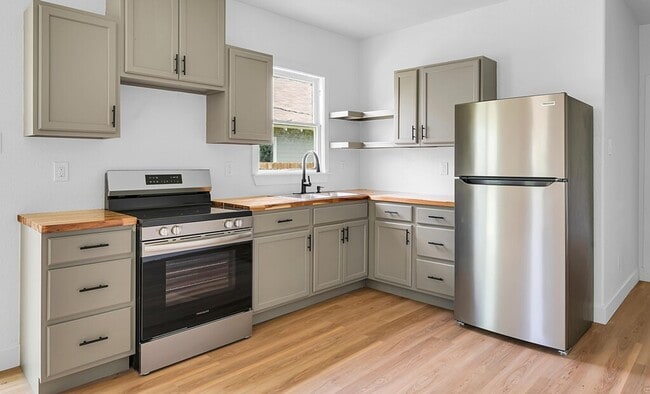 Building Photo - Well-maintained 4BD/2BA - Available in May!