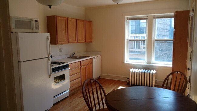 Building Photo - Sunny Horner Park Beauty! Lincoln Square West