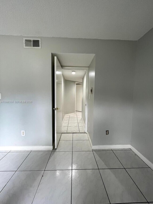 Building Photo - 9708 SW 138th Ave