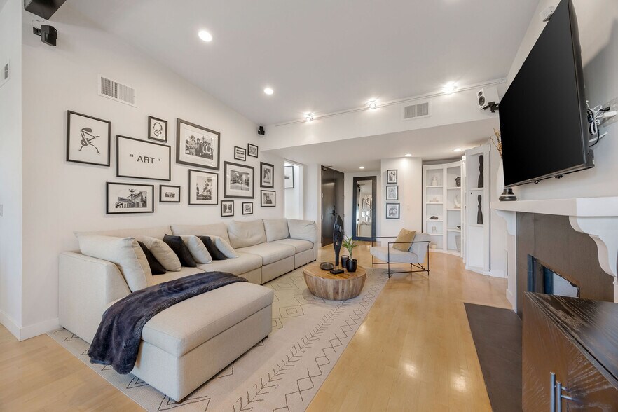 Building Photo - 4600 Via Dolce