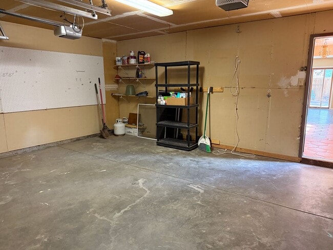 Building Photo - Nice 4 br, 1.75 ba, 2 living areas, 2 car ...