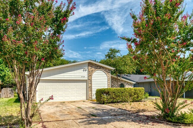 Building Photo - AVAILABLE NOW! GORGEOUS 3 BEDROOM HOME!